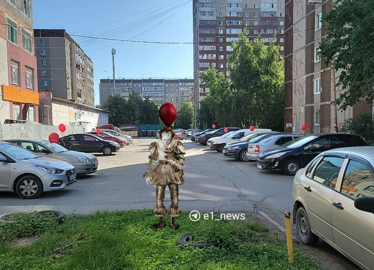 «Двор из фильма ужасов». В Екатеринбурге на автомобилях появились пугающие украшения: видео