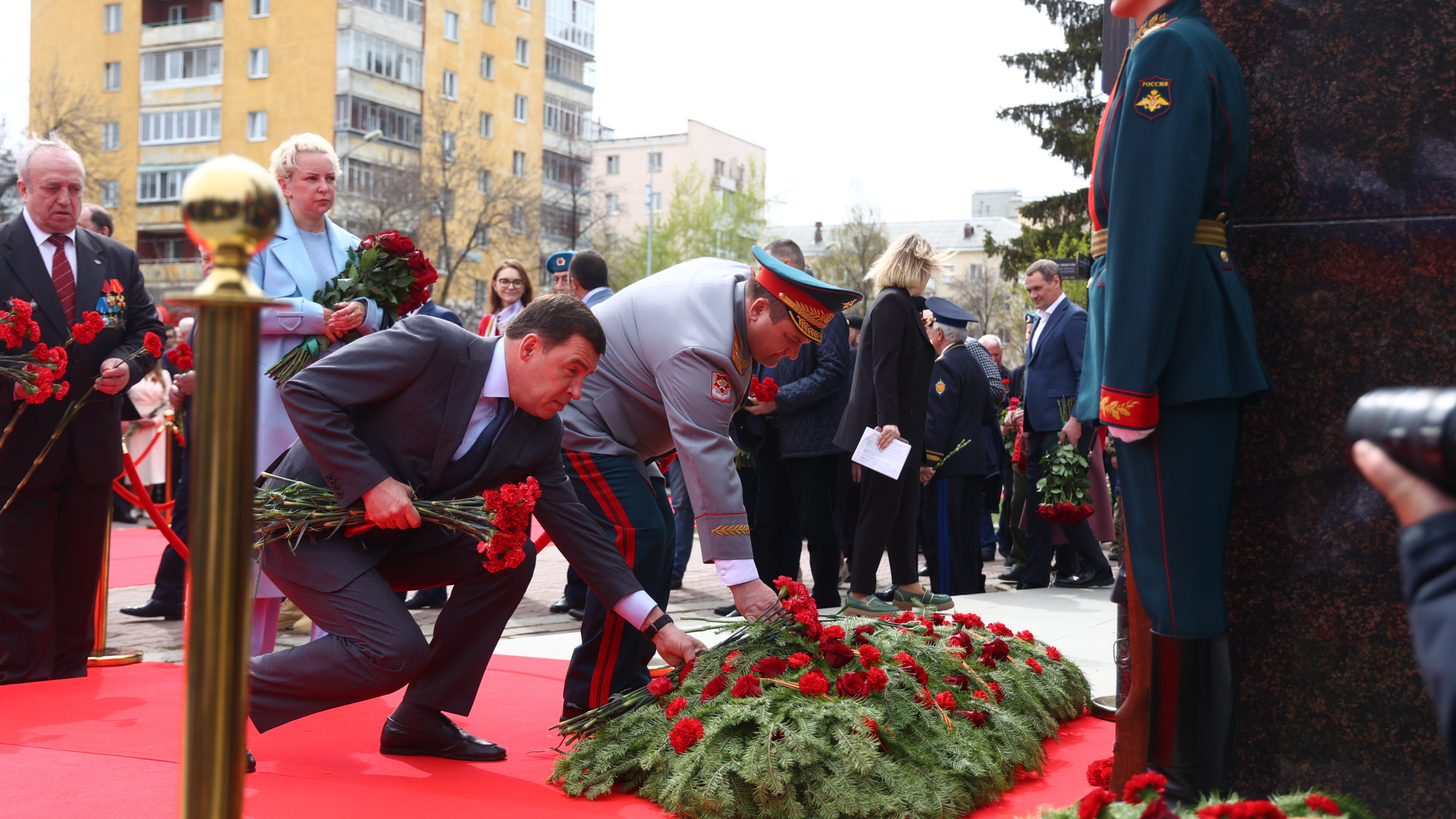 Мэр и губернатор открыли в Екатеринбурге новый памятник, который установил глава «Сима-ленда»