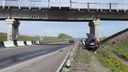 Водитель внедорожника погиб, на полном ходу врезавшись в опору моста в Кузбассе