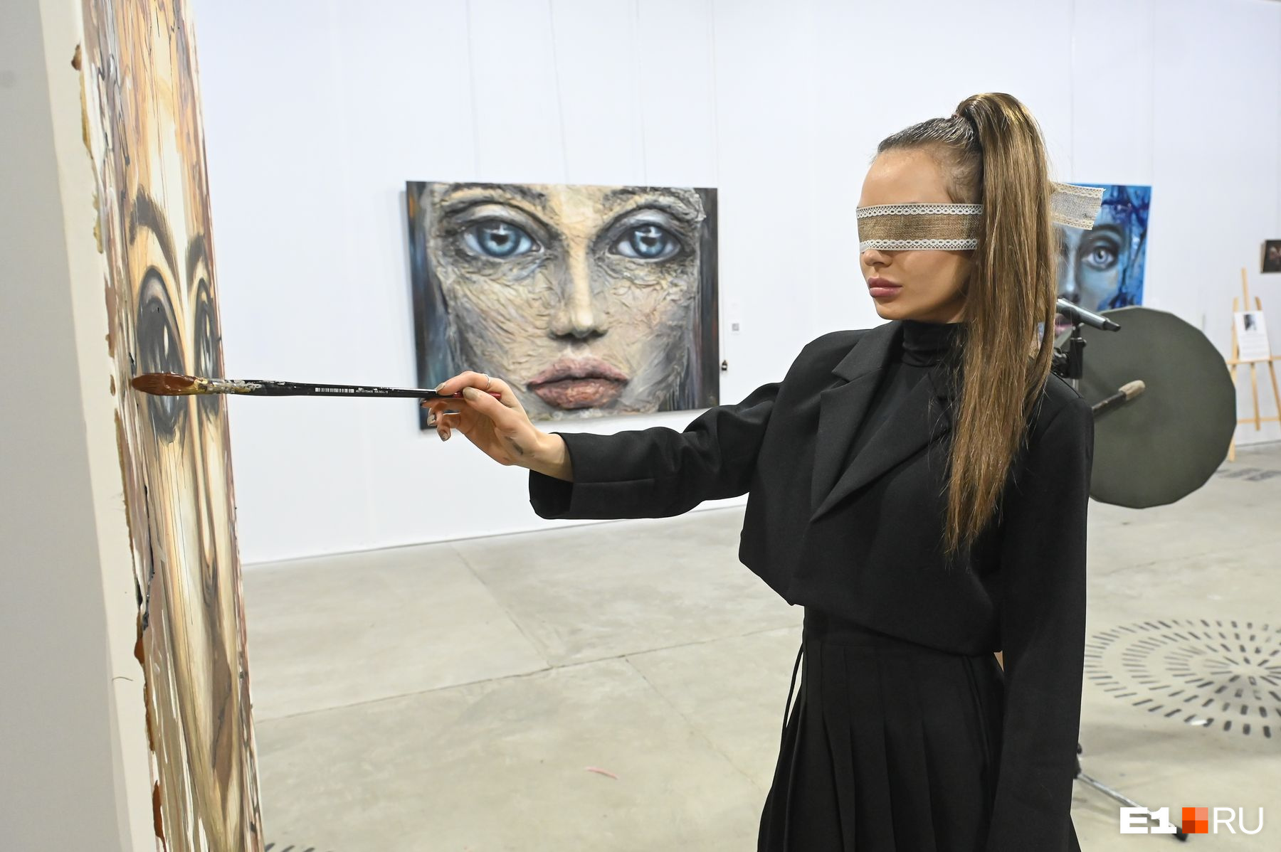В Екатеринбурге художница закрыла глаза — и по памяти нарисовала горожанок. Посмотрите, что из этого вышло