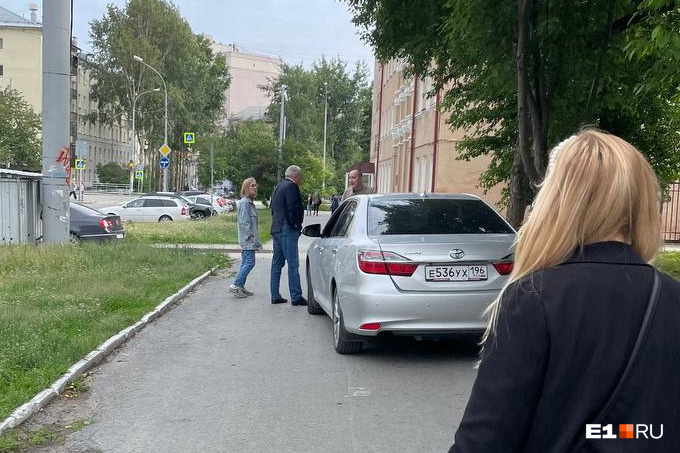 В Екатеринбурге автохам-депутат матом покрыл пешехода, который мешал ему выехать с тротуара