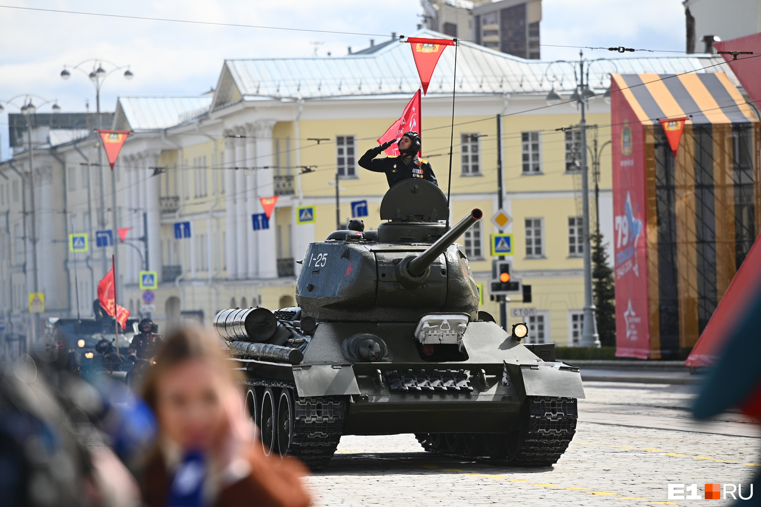 Какая боевая техника проехала на параде в Екатеринбурге? Публикуем обзор