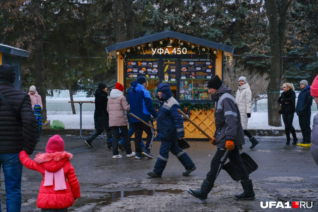 Дворники работают даже в воскресенье