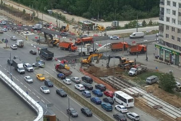На фото виден проезд наискосок, по которому с Краснолесья можно выехать на Вильгельма де Геннина На фото виден проезд наискосок, по которому с Краснолесья можно выехать на Вильгельма де Геннина