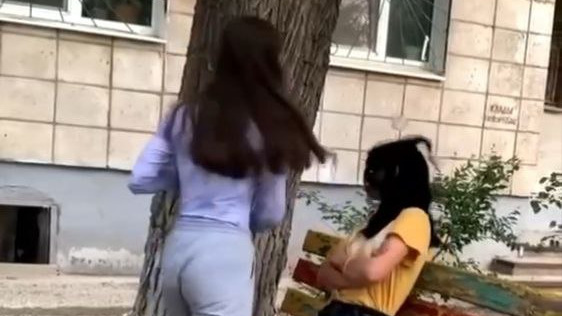 «Своим ударом она может убить»: в центре Волгограда банда девочек жестоко избивает сверстниц — видео