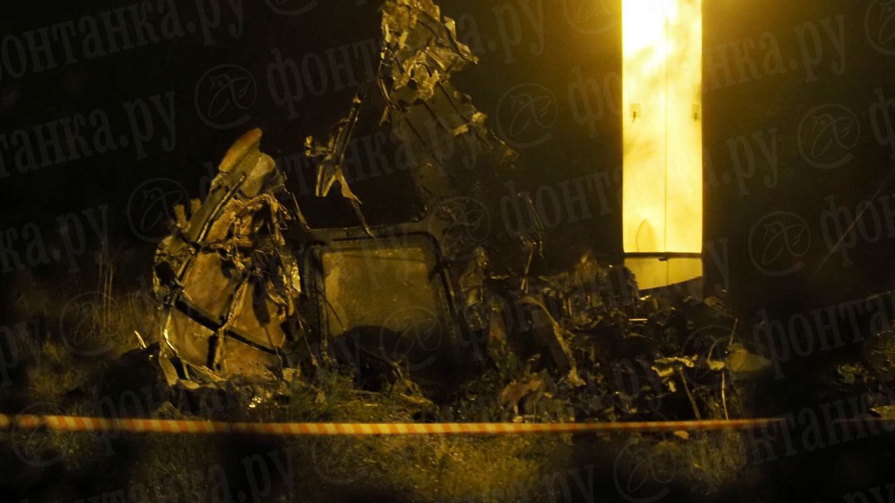 Обгоревшая кабина и обломки фюзеляжа: онлайн-репортаж о том, как рухнул самолет Евгения Пригожина