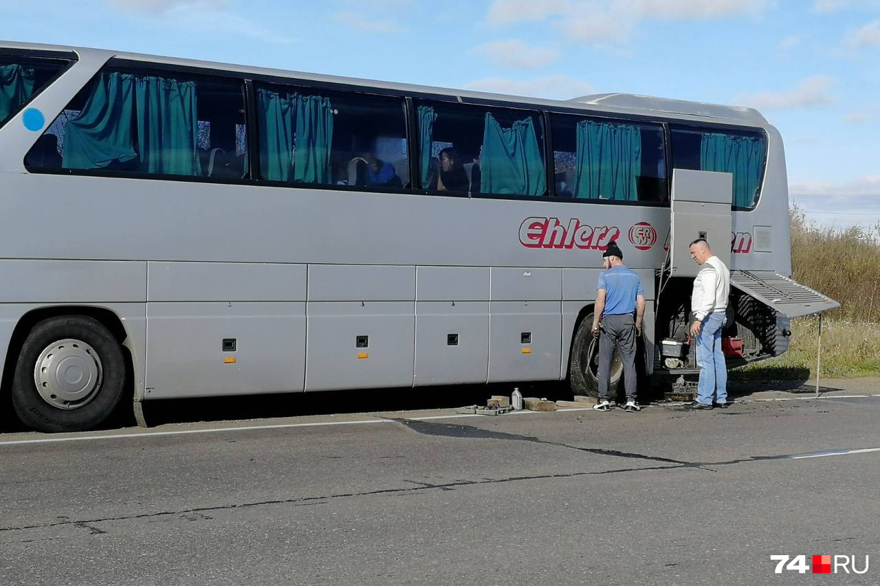 Застряли дети на трассе из Челябинска в Магнитогорск из-за лопнувшего  колеса автобуса: они ехали на экскурсию - 12 октября 2023 - mgorsk.ru