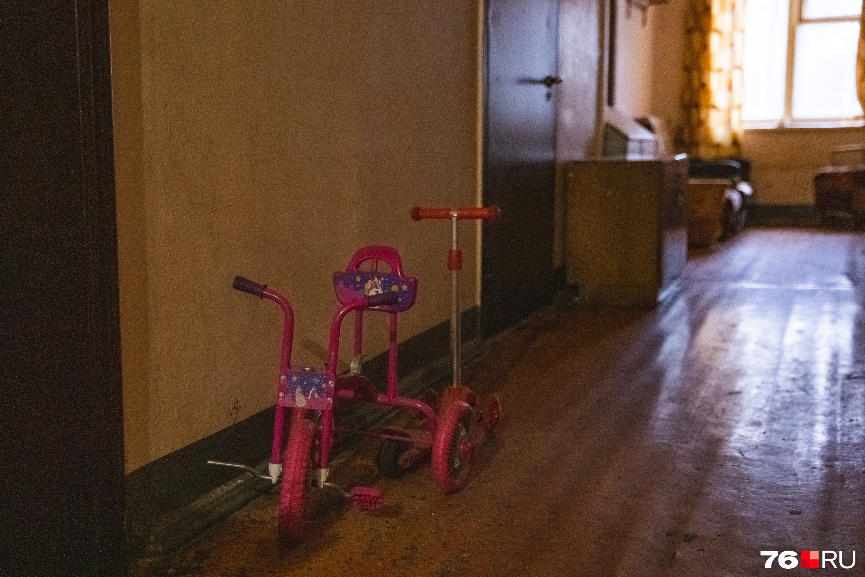 Детский велосипед в коридоре общежития — классика, дошедшая до нас с советских времен