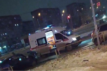 На Урале легковушка на скорости врезалась в другую. Авто вынесло на тротуар с пешеходами — видео