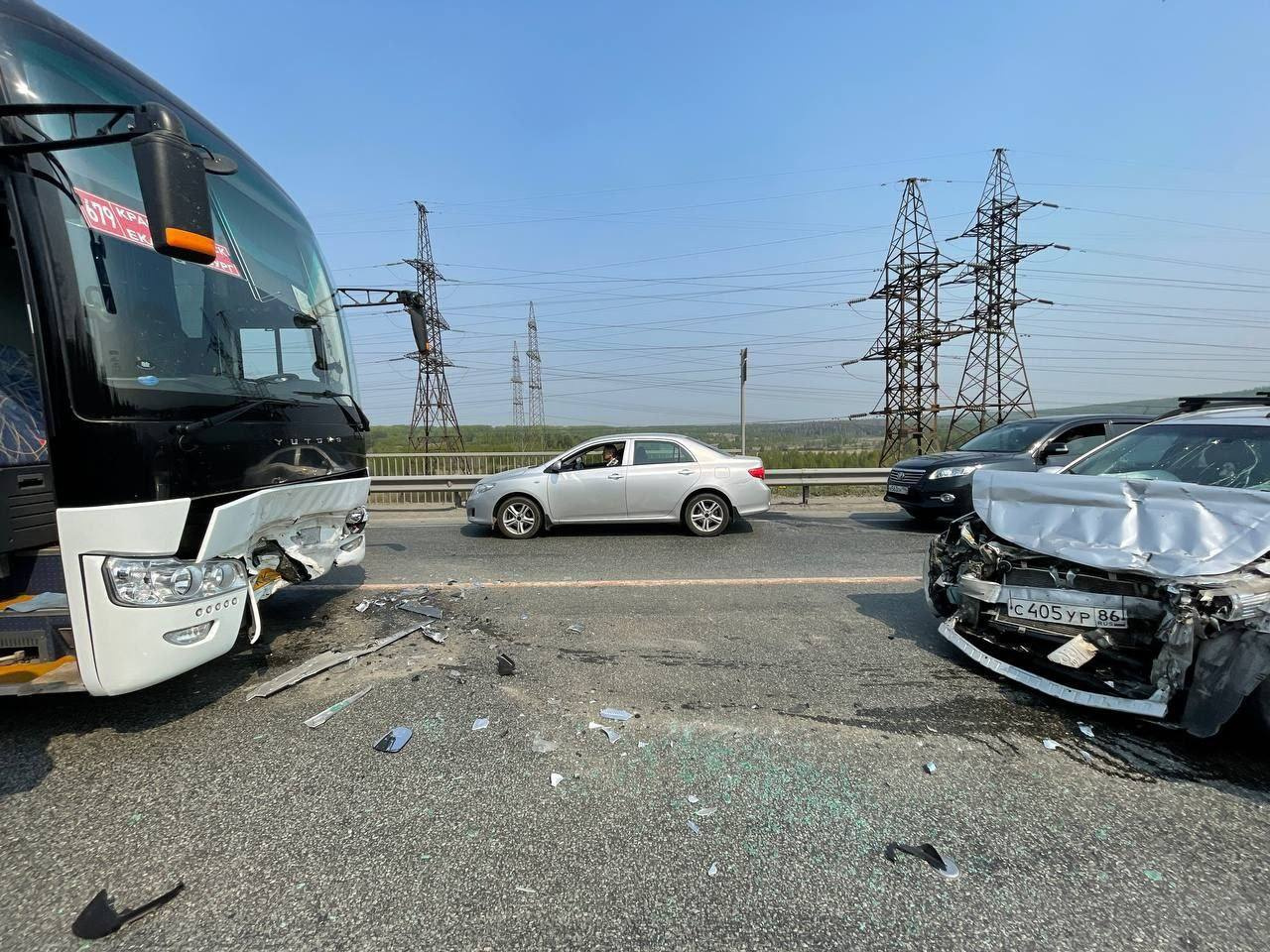 Водителю стало плохо: на уральской трассе легковушка врезалась в рейсовый автобус