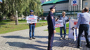 К станции скорой помощи в Новосибирске вышли люди с плакатами — что они хотят