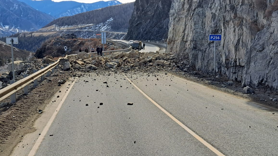 На Чуйский тракт обрушились горные камни — участок трассы временно перекрыт (фото)