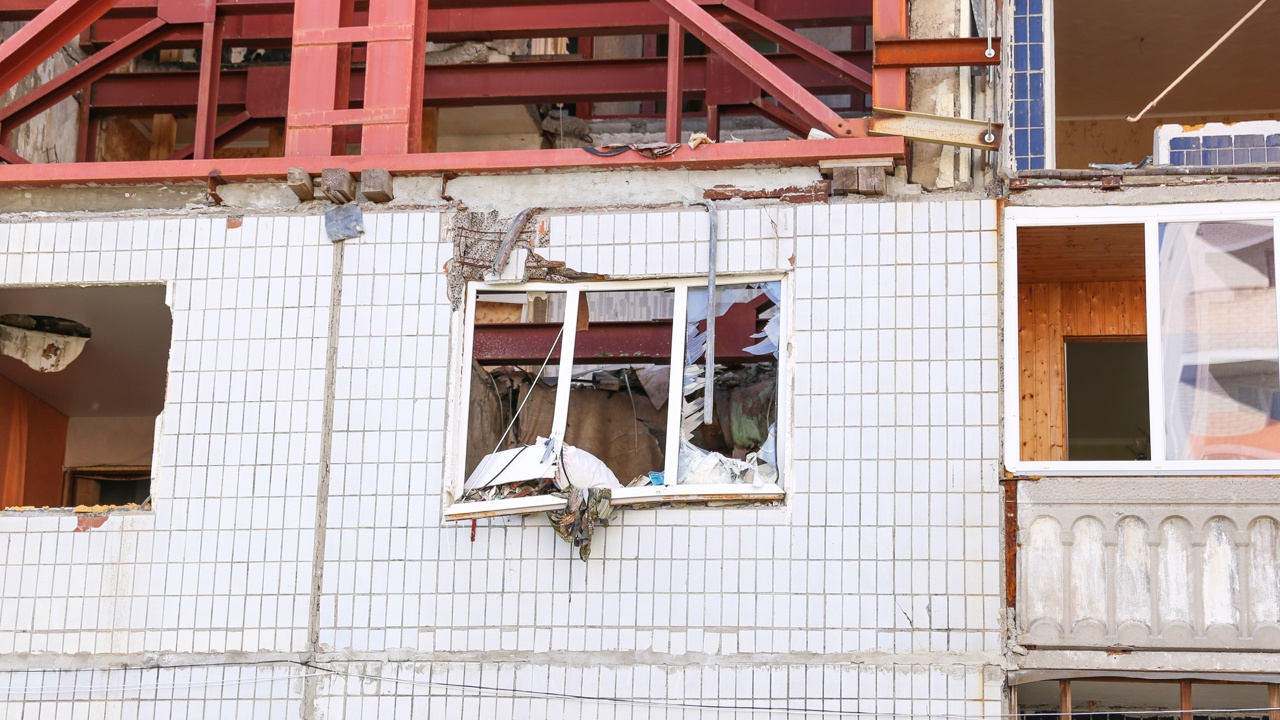Город продолжит тратить миллионы на охрану взорвавшегося дома на улице Батова: почему его не сносят