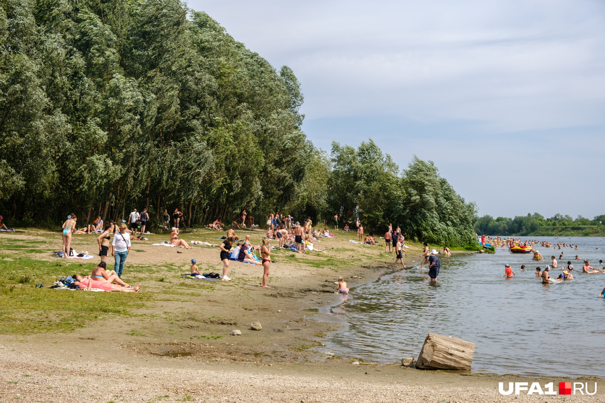 Дети сидят у воды или находятся в ней без присмотра