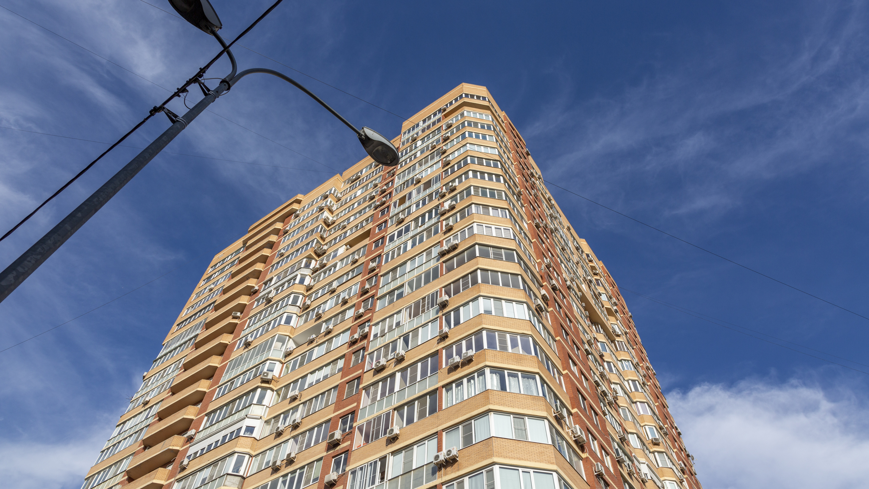 «Мы вновь просим помощи Бастрыкина»: в Волгограде разрушается элитный многоэтажный дом
