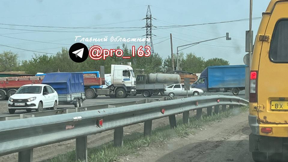 «Это адское пересечение!»: автомобили заблокировали въезд и выезд из Тольятти