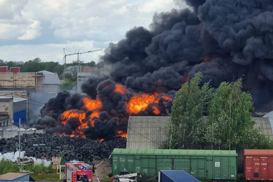 Пожар в спб 18.05. Пожар в Санкт-Петербурге сейчас. Пожар на складе в Питере. Пожар в СПБ сейчас. Пожар в Питере сейчас.