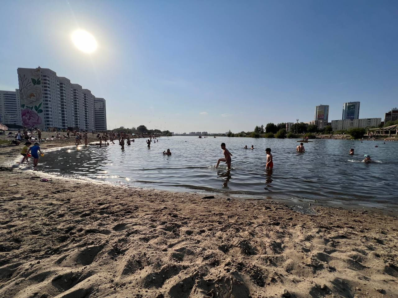 На Юго-Западном котловане — сотни отдыхающих. Этот пляж считается <a href="https://ngs.ru/text/summer/2022/08/21/71571476/" target="_blank" class="_">самым опасным</a> в Новосибирске