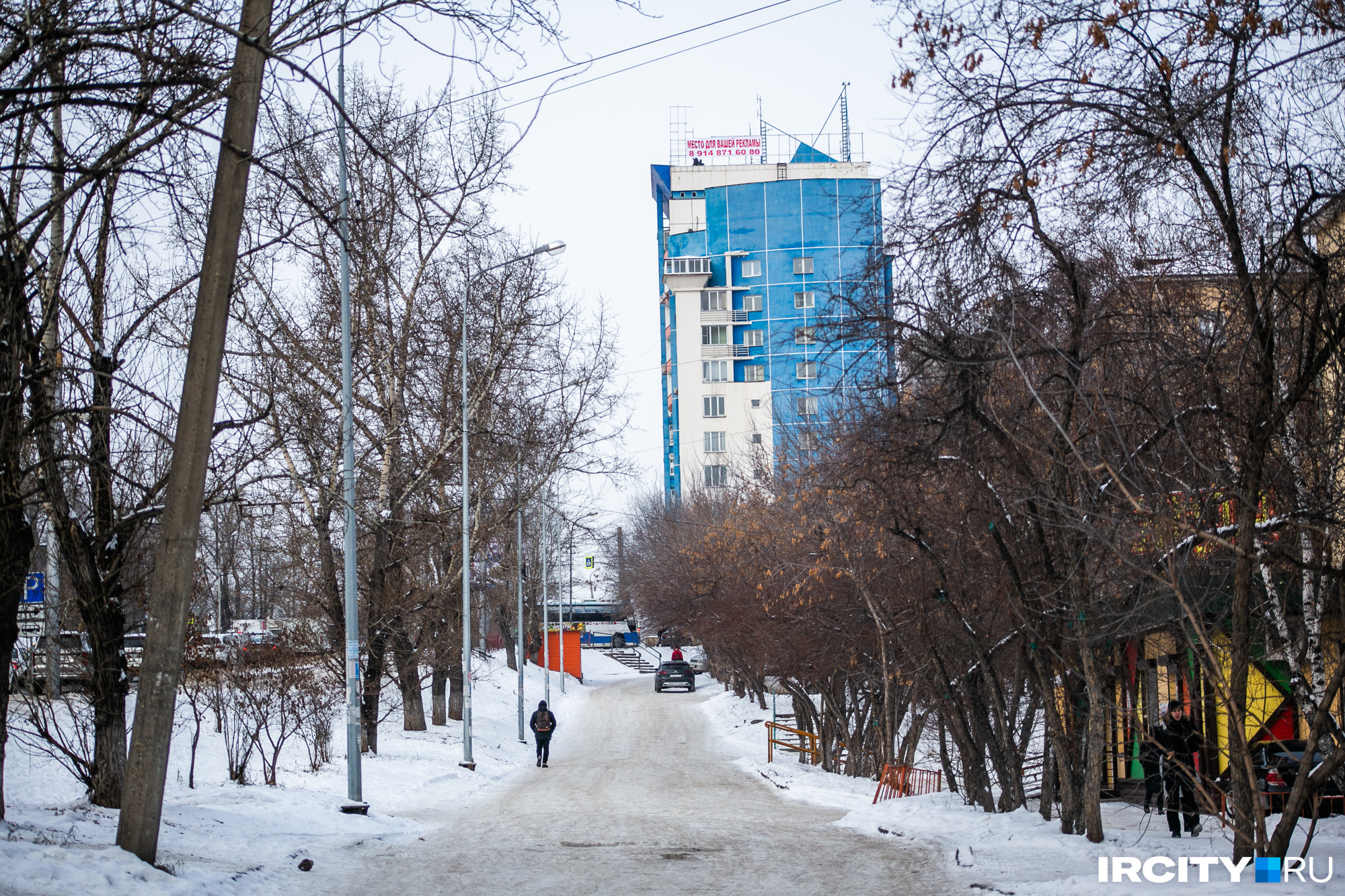 Дорога в горочку, мимо жилых пятиэтажек и общаг. И вот один из первых в Иркутске небоскребов