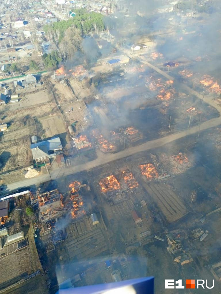 «Сосьвы почти не осталось». На севере Свердловской области огонь уничтожил десятки домов: онлайн