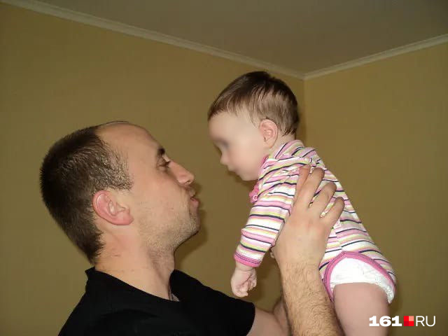 Евгений Истомин с маленькой дочерью