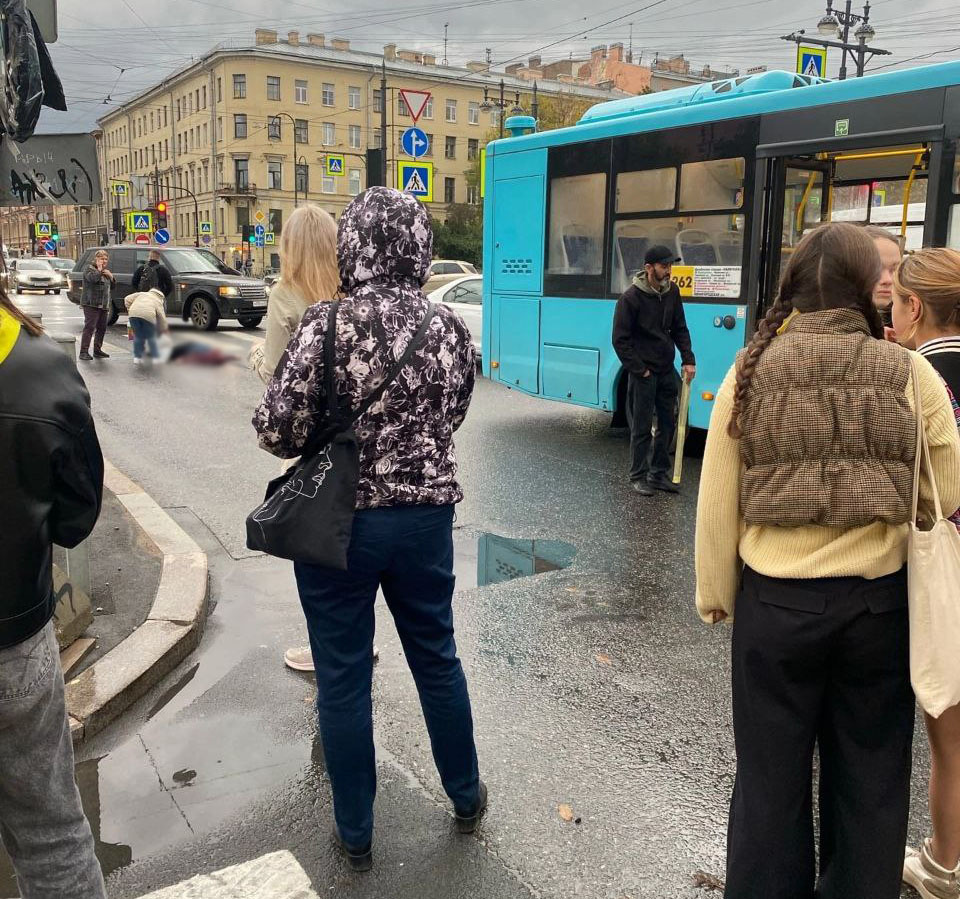 На Васильевском острове водитель лазурного автобуса сбил девочку - 4  октября 2023 - ФОНТАНКА.ру