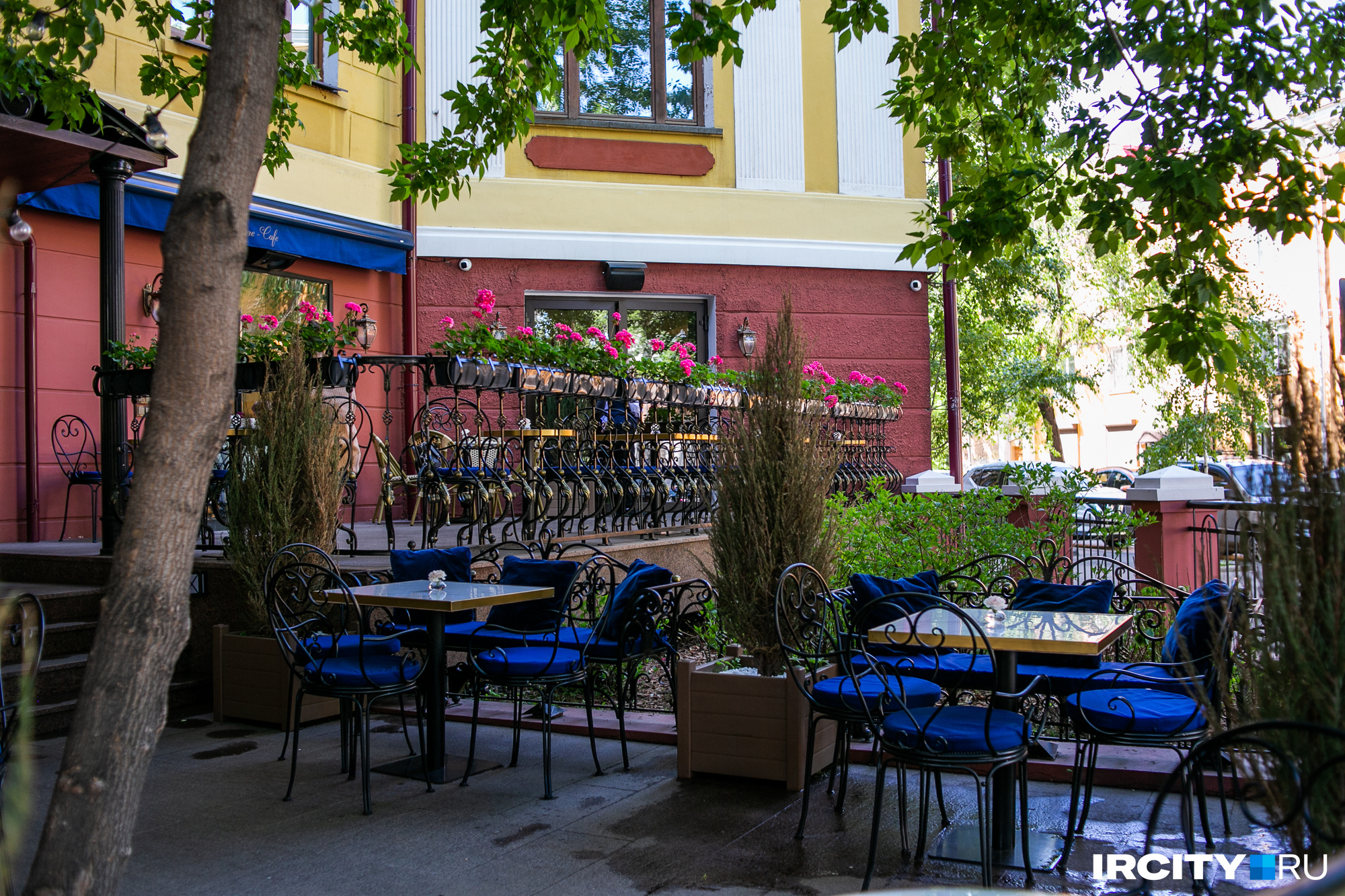 А на углу Гашека и <nobr class="_">5-й</nobr> Армии — летняя веранда кафе La premiere cafe с кусачими ценами А на углу Гашека и <nobr class="_">5-й</nobr> Армии — летняя веранда кафе La premiere cafe с кусачими ценами