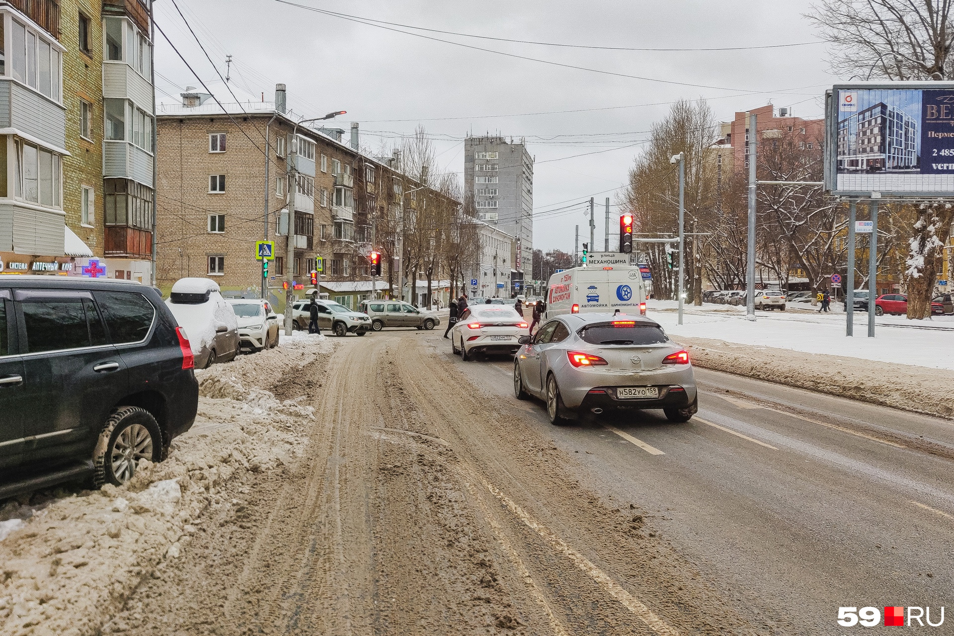 Выше по улице Куйбышева ситуация гораздо хуже — тут и снег на проезжей части, и заваленные парковки