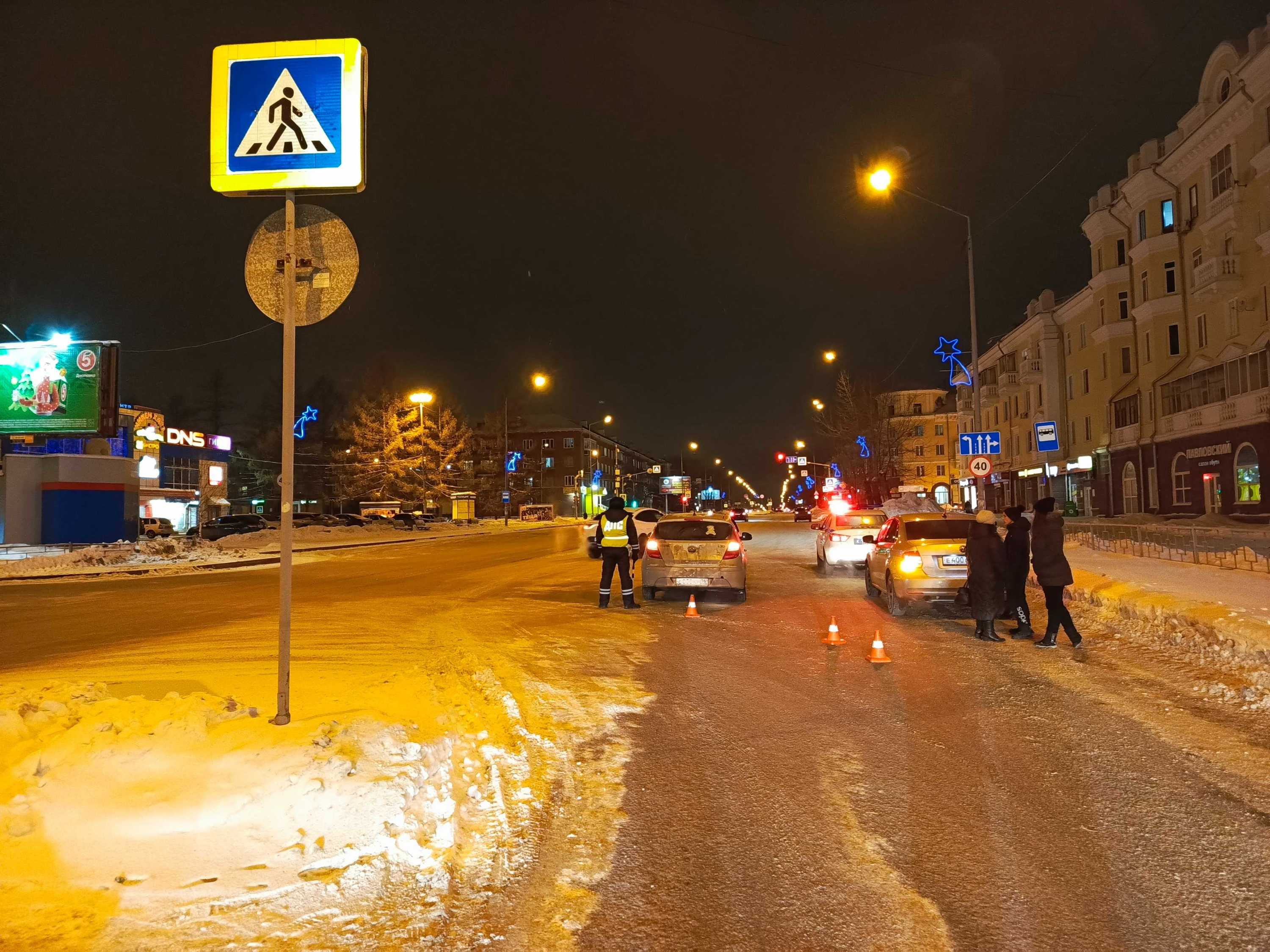 Появилось видео момента ДТП на Урале, где легковушка снесла женщину и протащила по асфальту