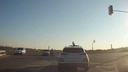 Мотоциклист на Советском шоссе поехал на красный свет и снес бампер легковому автомобилю — видео
