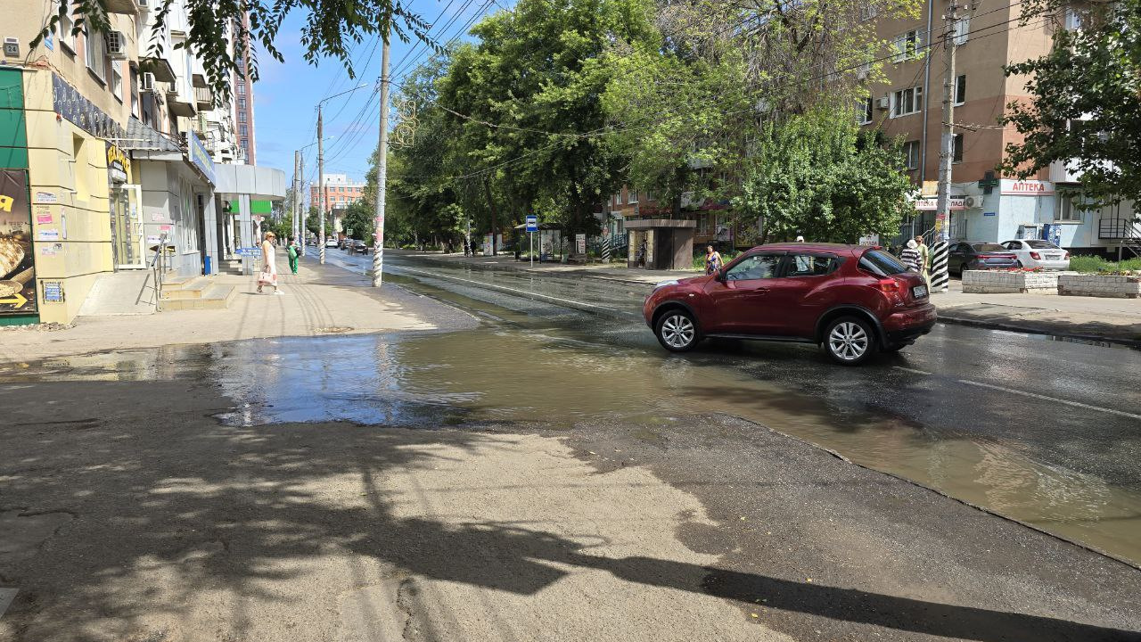 «Горшочек, не вари!»: центр Энгельса вновь затопило вонючей водой из канализации