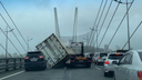 Контейнер с фуры сдуло ветром на легковушку на мосту во Владивостоке. Собирается пробка