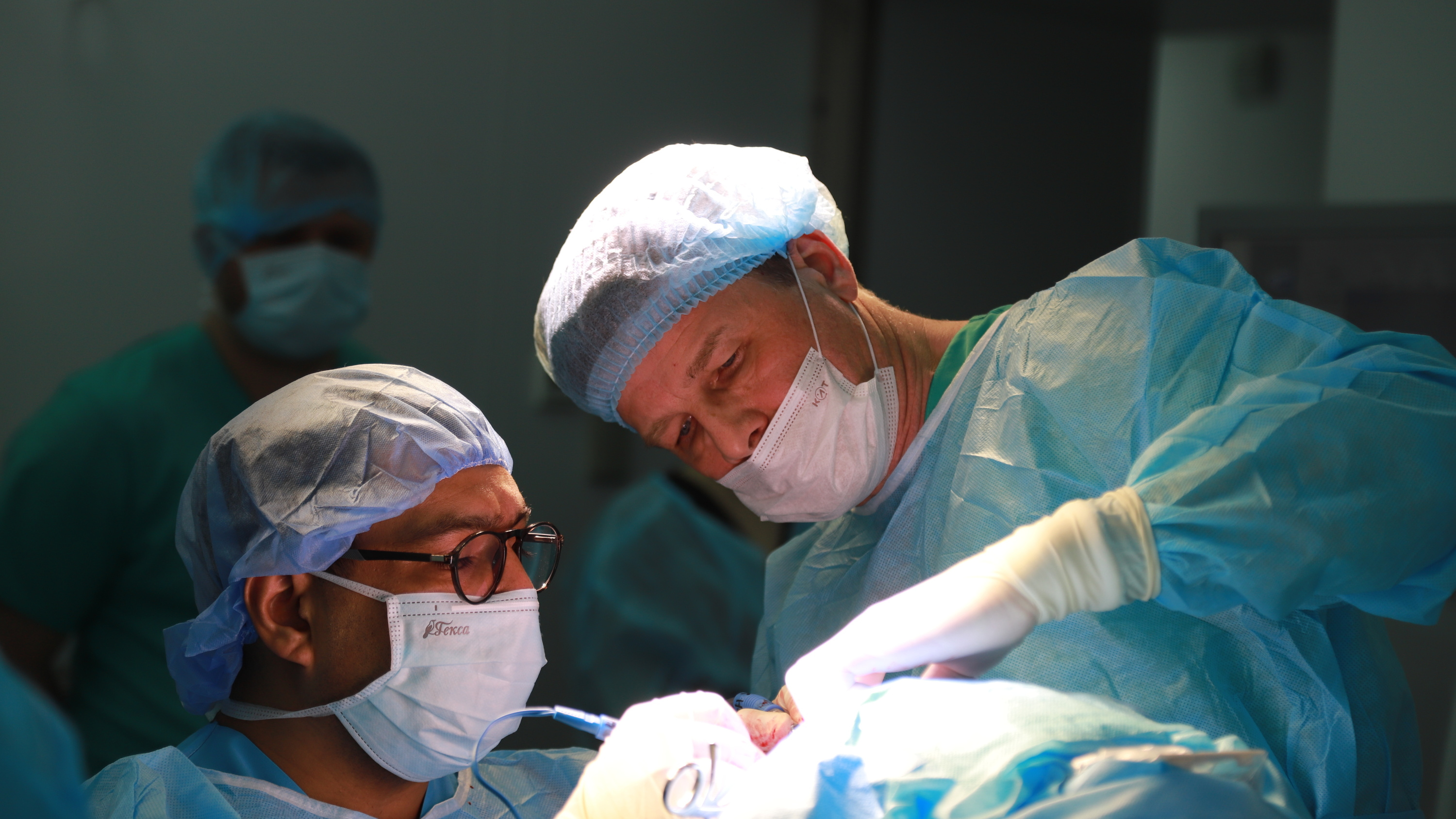 Спасли <nobr class="_">28-летнего</nobr> парня: новосибирские хирурги убрали аневризму в мозге через бровь — раньше так делали лишь в Москве
