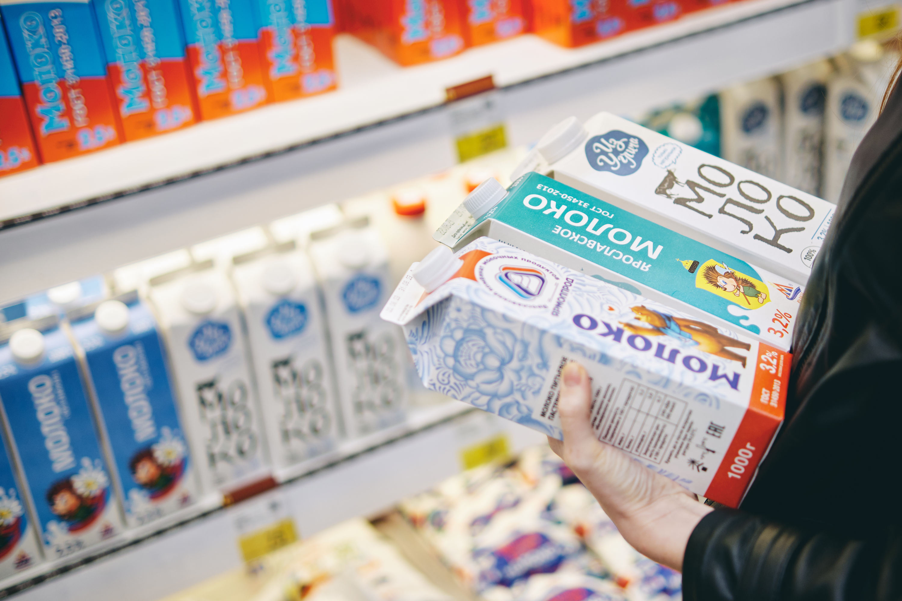 Некоторые товары с витрины в отделе молочных продуктов знакомы ярославцам с детства Некоторые товары с витрины в отделе молочных продуктов знакомы ярославцам с детства