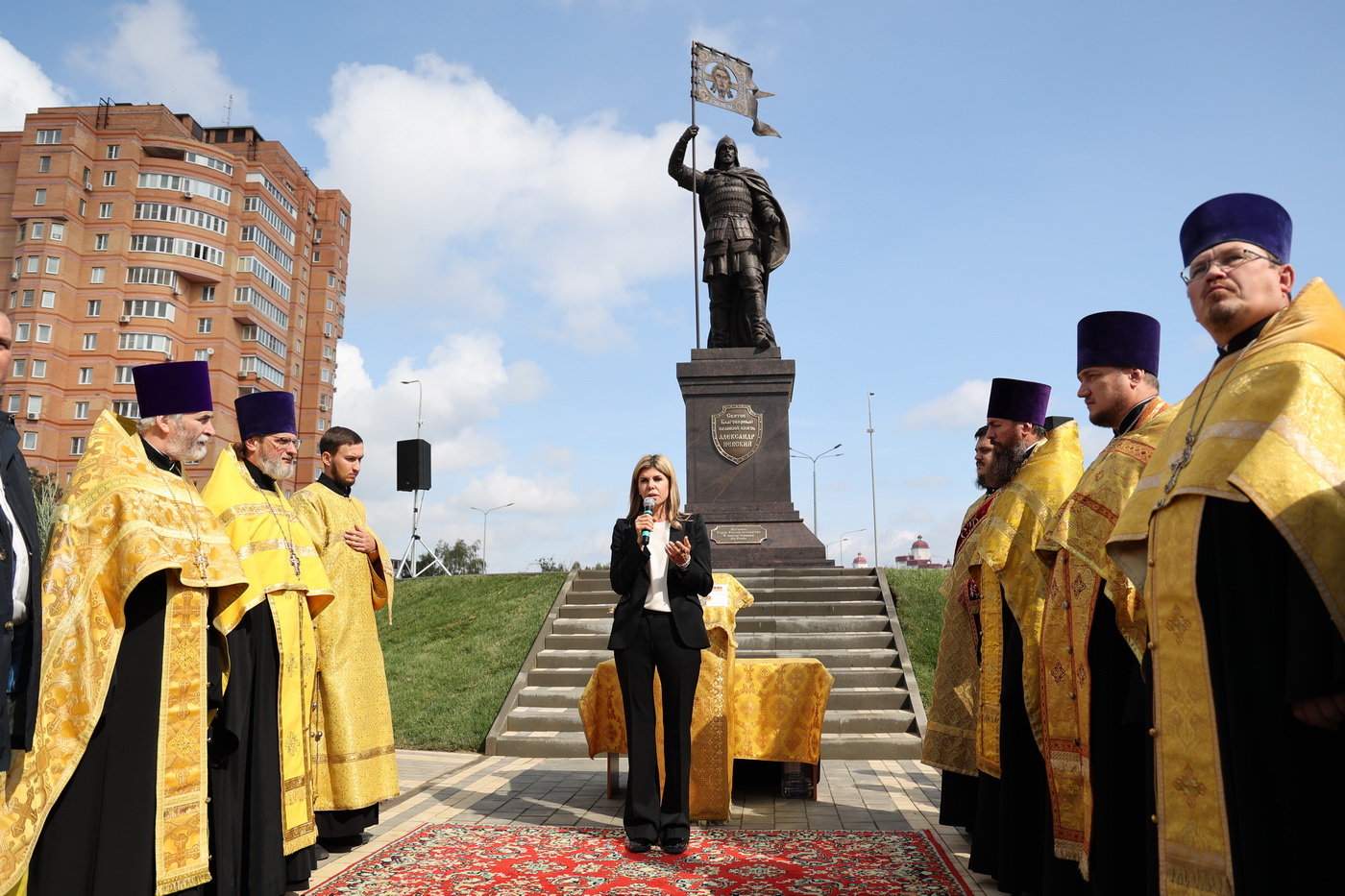 В Липецке появился памятник Александру Невскому c цитатой SHAMAN на постаменте. Его уже освятили