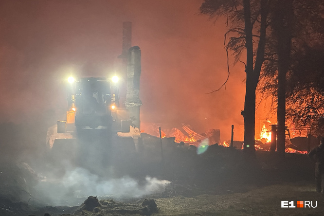 Следователи возбудили уголовное дело после страшного пожара в селе под Екатеринбургом