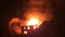 В Октябрьском районе загорелся частный дом — вблизи места пожара пробка. Видео