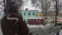 В Челябинске ребенка чуть не убило упавшей с крыши глыбой льда. Видео, от которого можно вздрогнуть