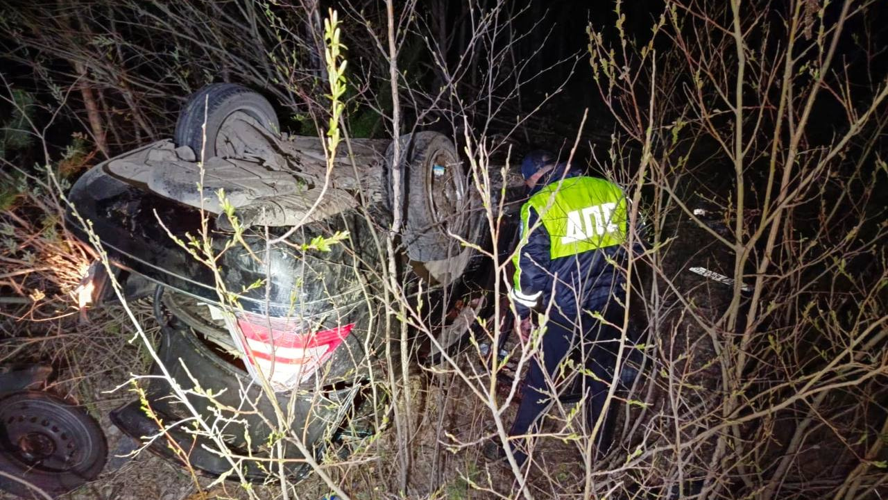 На Урале водитель Mercedes отвлекся от дороги и устроил аварию. В больнице три человека