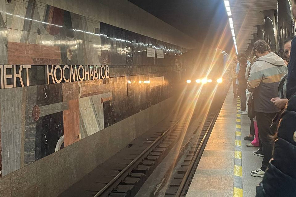 На станции метро «Проспект Космонавтов» пассажирка упала на рельсы