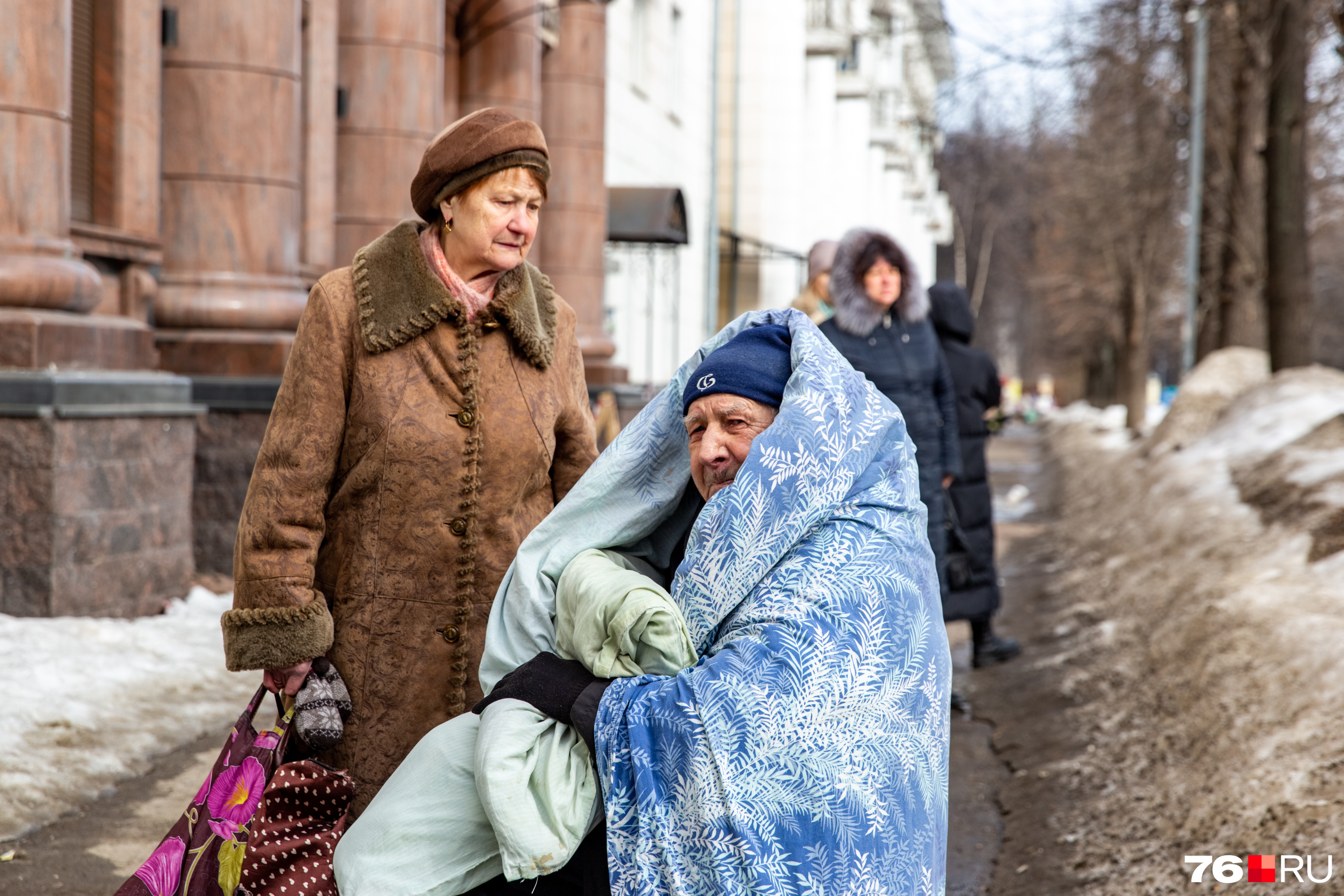 Квартиры затоплены, жильцы в слезах. 20+ эмоциональных фото с пожара в  «сталинке» на Ленина | 15.03.2024 | Ярославль - БезФормата