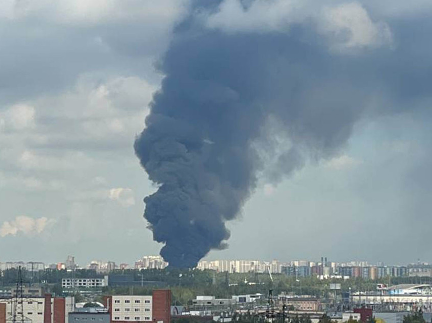 Огромный столб дыма в Красногвардейском районе встревожил петербуржцев