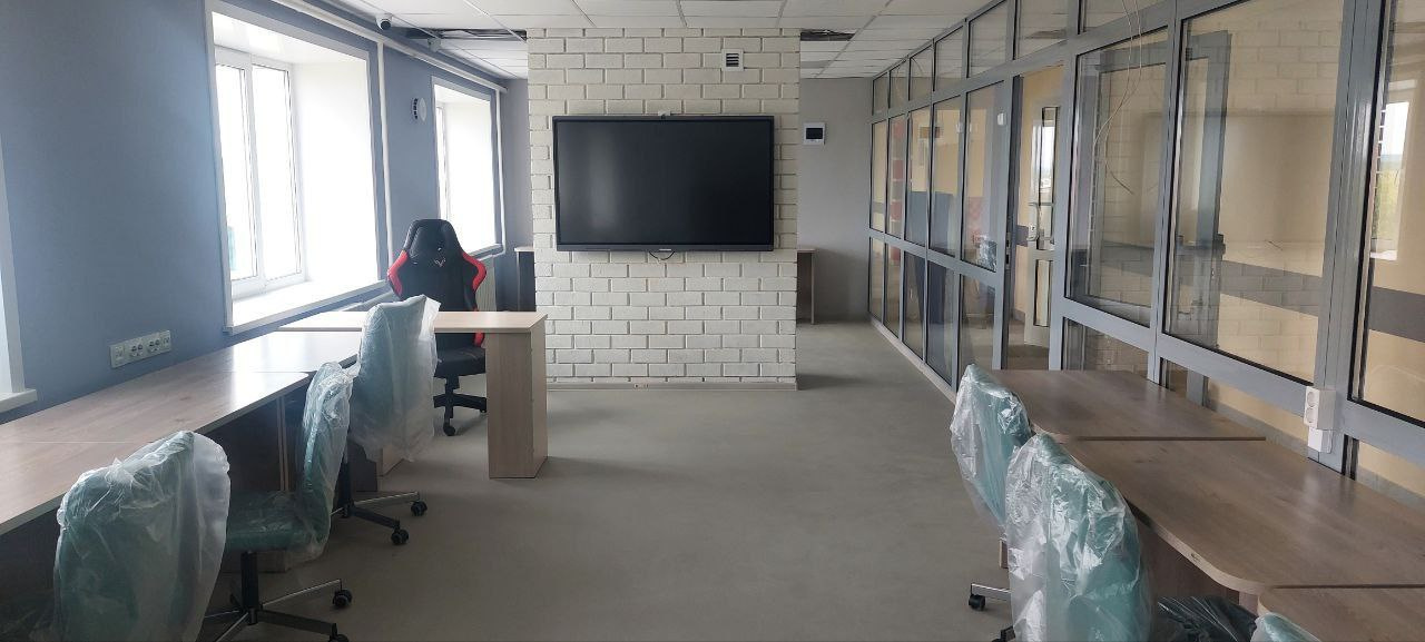 Педагогу в класс информатики поставили игровое кресло