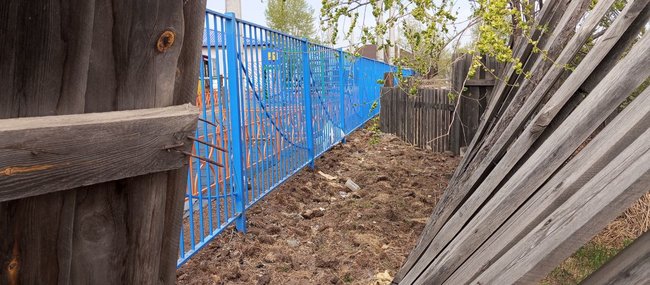 Новый детсад и частный сектор в селе Забайкалья разделили забором из прутьев