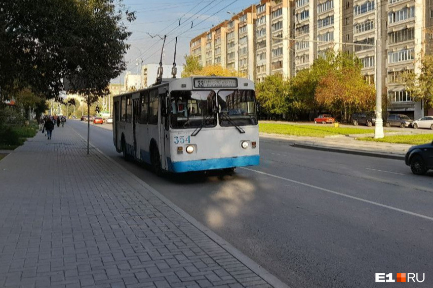 В Екатеринбурге один троллейбусный маршрут закроют, а другой сократят. Рассказываем о причинах