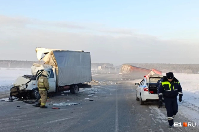 «Ёжики» в тумане. Несколько грузовиков, столкнувшись, перекрыли трассу Екатеринбург — Тюмень