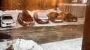 «Жители не могут пройти, машины в плену»: в центре Челябинска двор затопило из-за коммунальной аварии