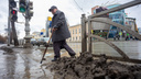Вместо сугробов — залежи грязи: фоторепортаж с улиц серого Екатеринбурга