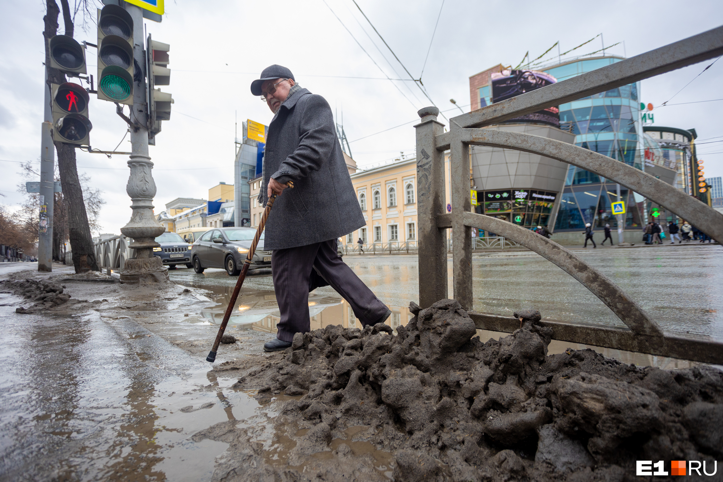 Вместо сугробов — залежи грязи: фоторепортаж с улиц серого Екатеринбурга