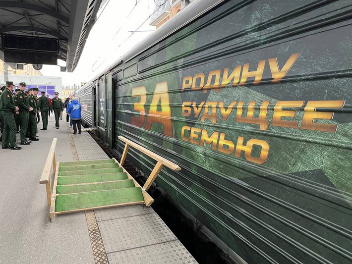 «Сдавайся!» — «Сам сдавайся!» В Петербург прибыл поезд-выставка Минобороны